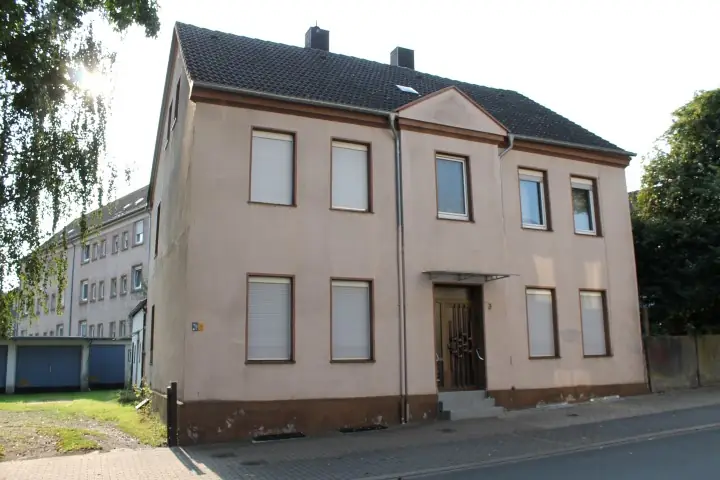 Zweifamilienhaus mit Anbau und 5 Garagen, Dortmund-Lütgendortmund